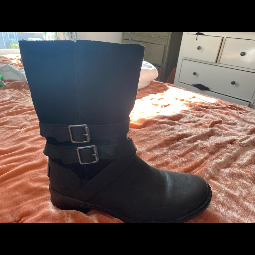 Ugg Lorna Boot, Lined Size 8.5 leather exterior never been worn